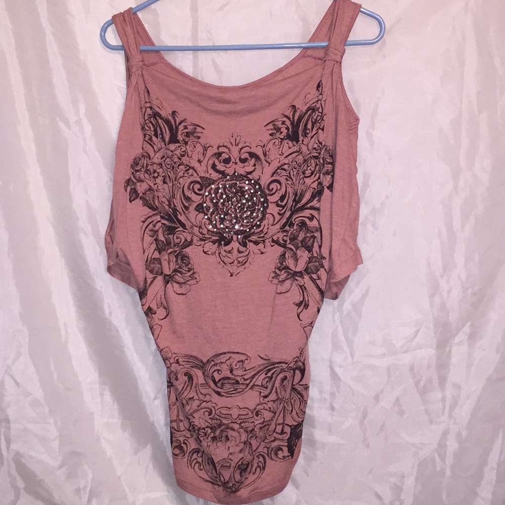 *REDUCED* 🌸 CUTE! Cold Shoulder rhinestones Sz M